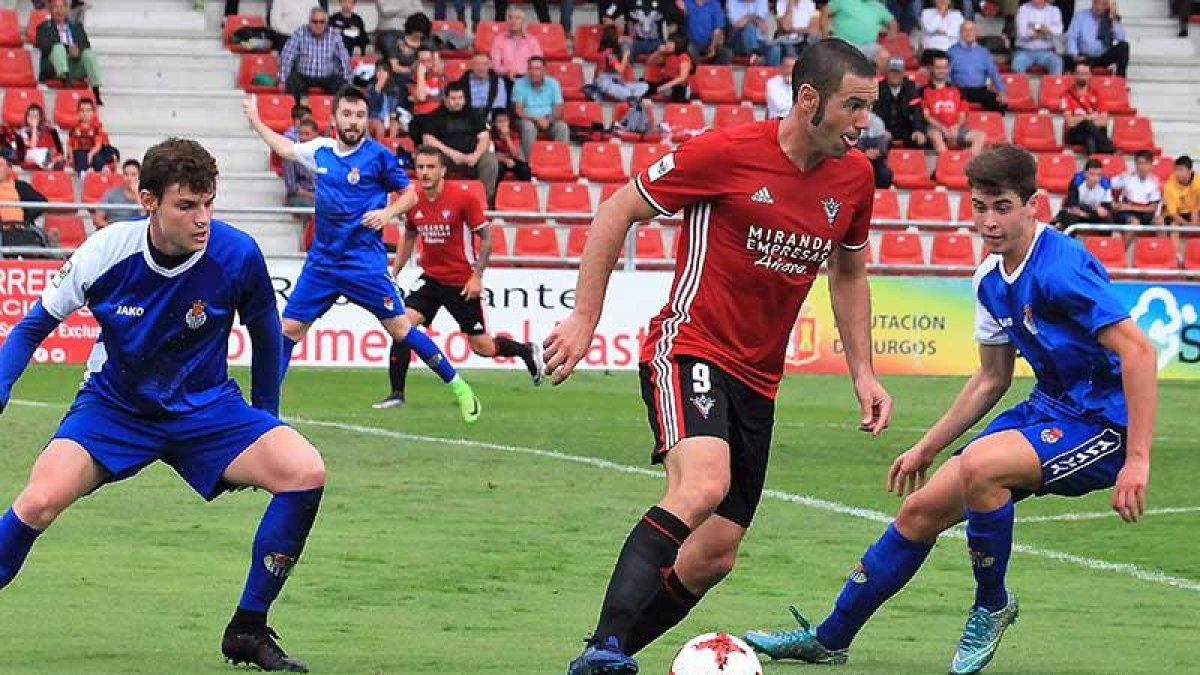 Cervero conduce el balón en el partido disputado ayer en Anduva.-ALFONSO G. MARDONES