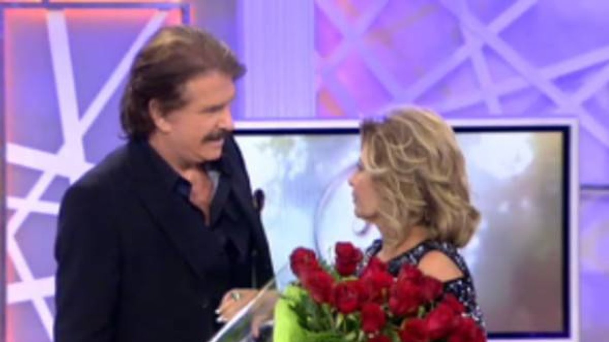 Bigote Arrocet le entrega un ramo de rosas a María Teresa Campos.-