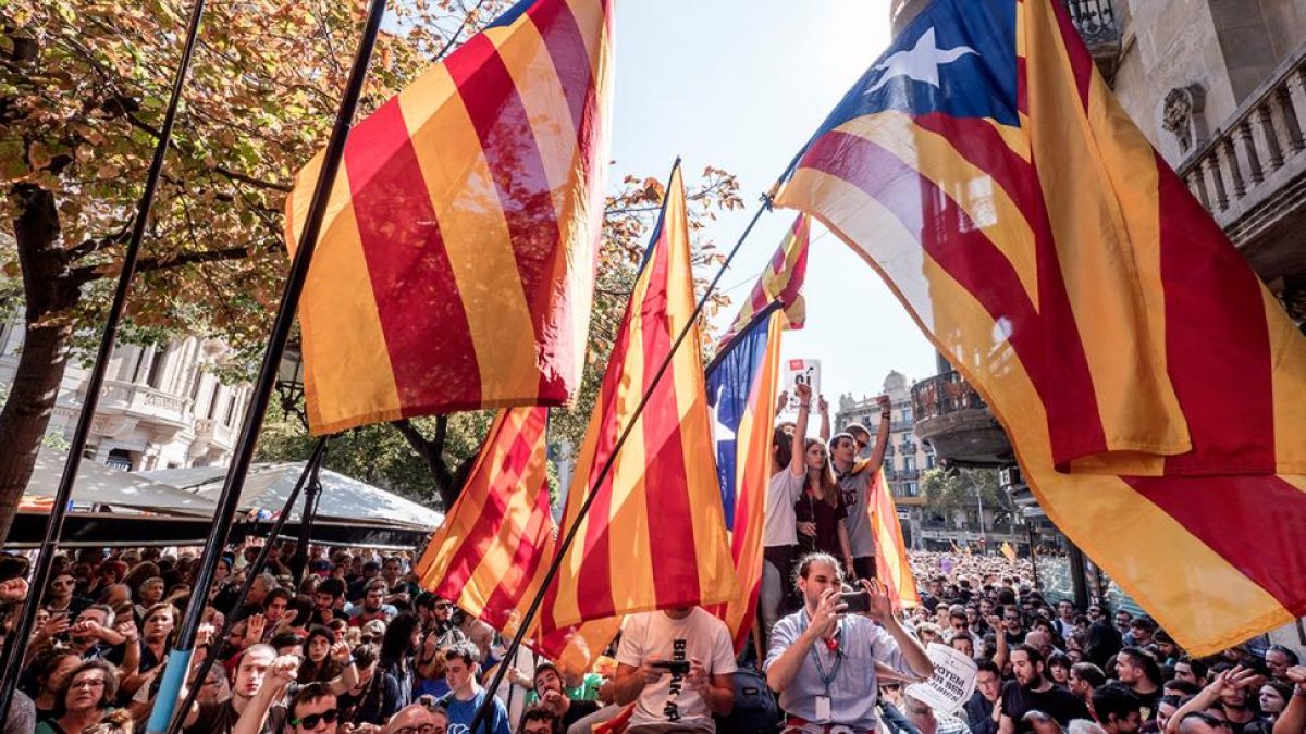 Banderas frente a la Consejería de Economía de Cataluña-RICARD FADRIQUE