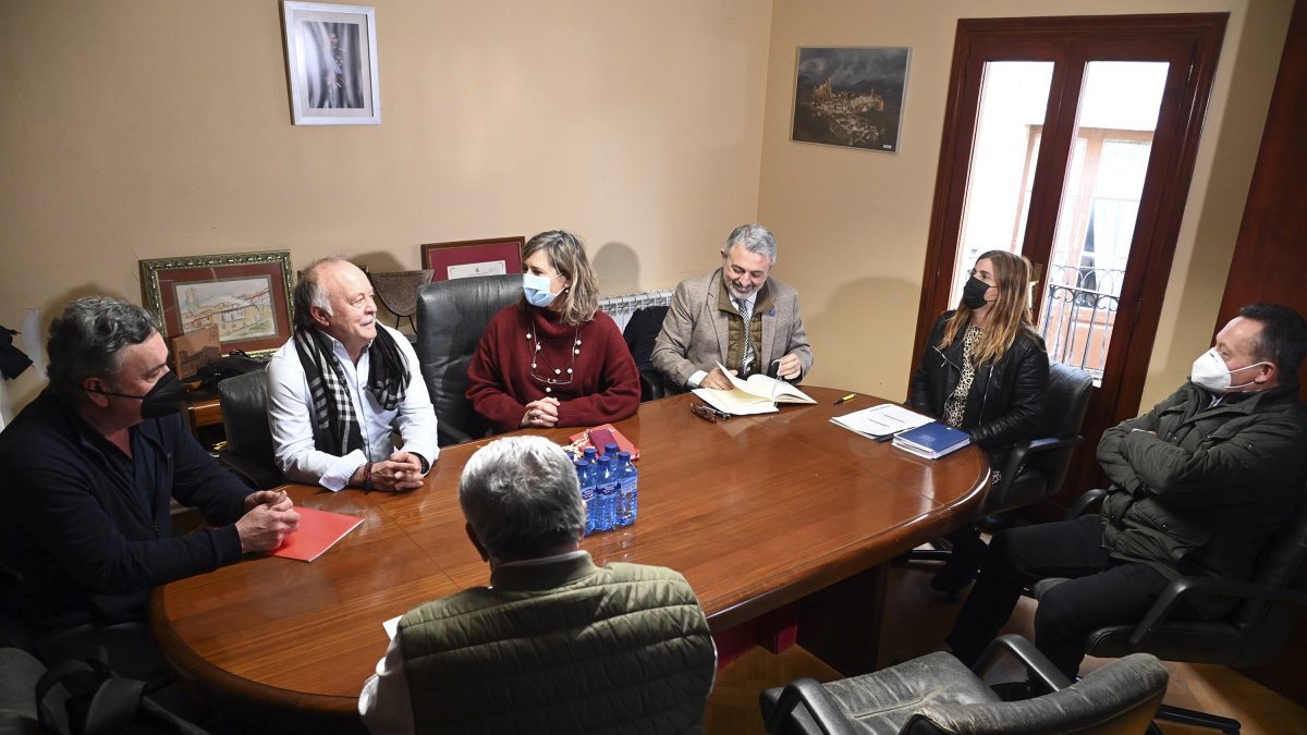 El subdelegado del Gobierno, Pedro de la Fuente, y la presidenta de la Confederación, María Dolores Pascual, participan en una reunión de trabajo entre la Subdelegación de Gobierno y la Confederación Hidrográfica del Ebro (CHE) con alcaldes de municipios de la cuenca del río Ebro en la provincia de Burgos. ECB