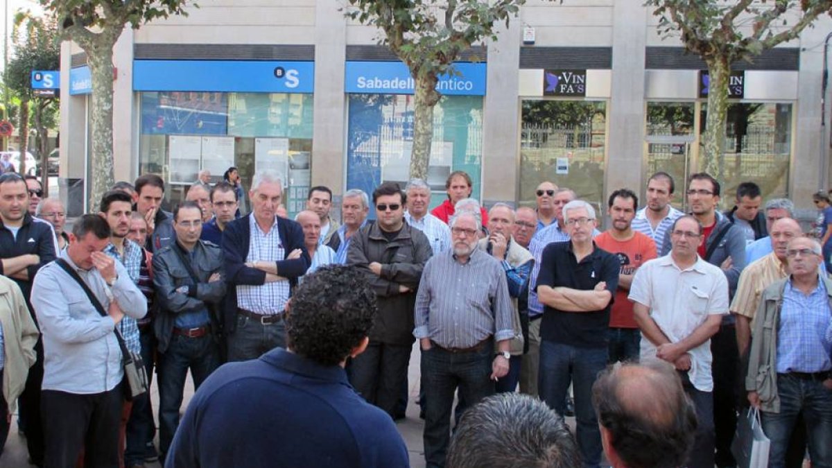El comité dirigiéndose a la plantilla en una asamblea.-E.M.