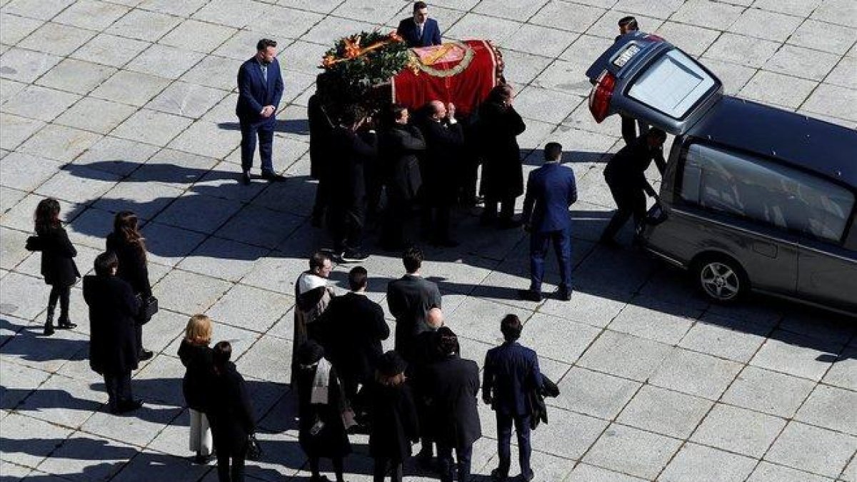 Familiares de Franco traslada el féretro del dictador en el Valle de los Caídos.-EMILIO NARANJO (GETTY IMAGES)