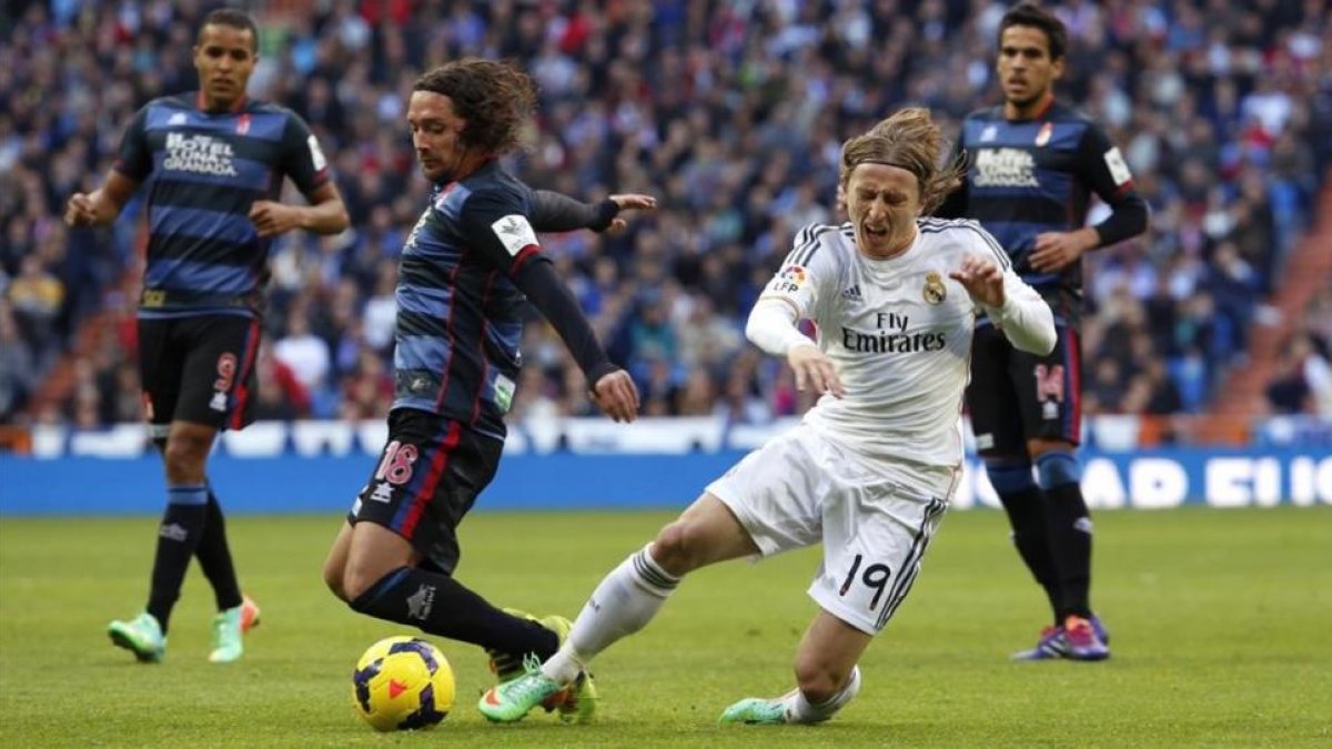 Modric, durante un partido entre el Madrid y el Granada.-JUAN MANUEL PRATS