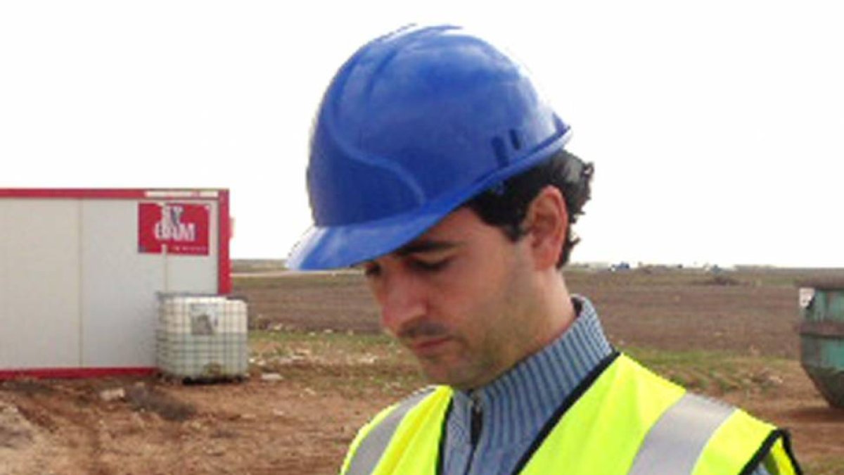 Roberto Martínez de Salinas realizando mediciones durante el Plan de Vigilancia Ambiental.-E. M.