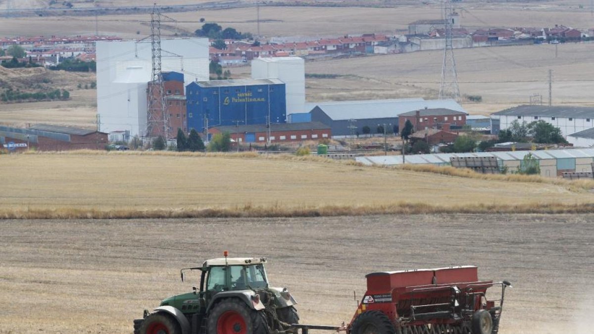 Un tractor en plenas tareas de labranza en una explotación cerealística de Castilla y León.-BRÁGIMO