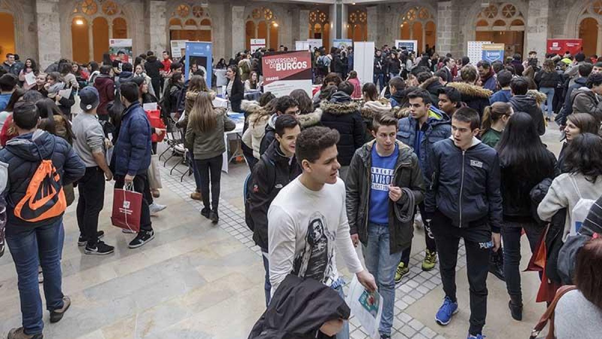 Decenas de alumnos acudieron a la feria para recoger información y tratar de aclarar su futuro formativo.-SANTI OTERO