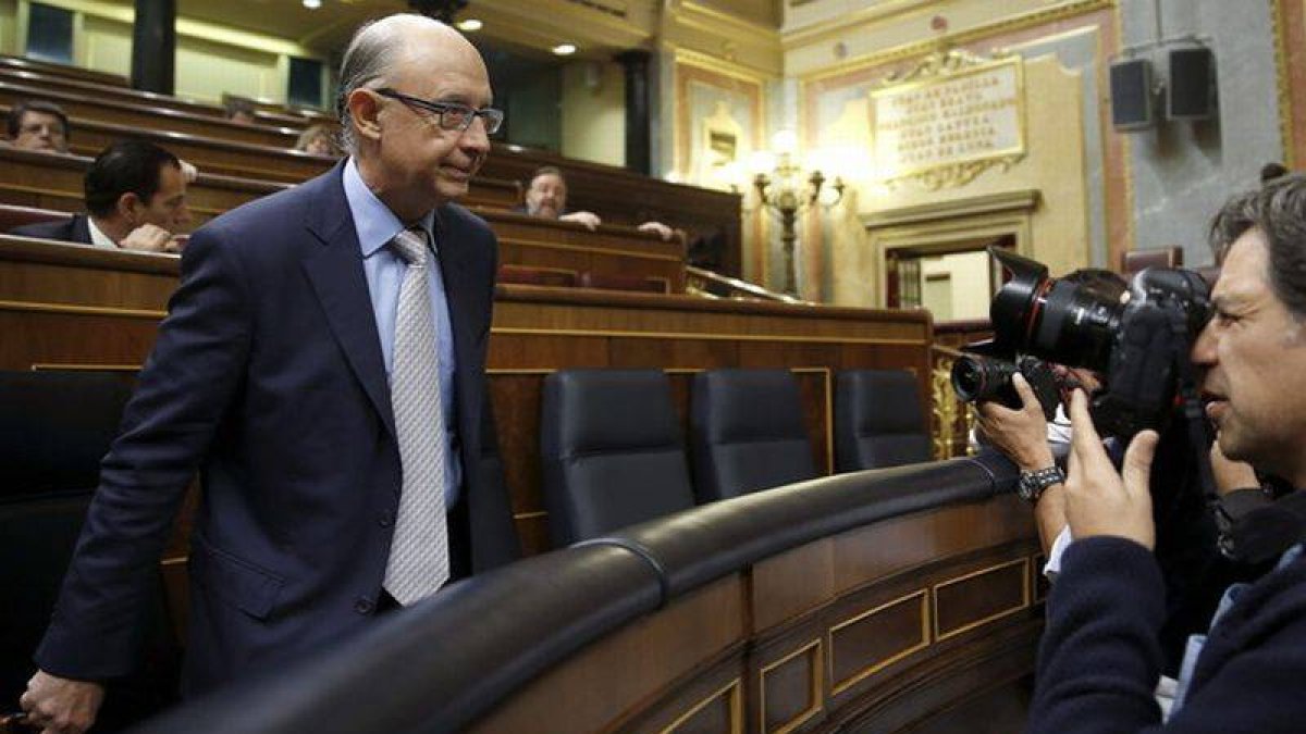 El ministro de Hacienda, Cristóbal Montoro, a su llegada al Congreso, este miércoles.-Foto: EFE / CHEMA MOYA