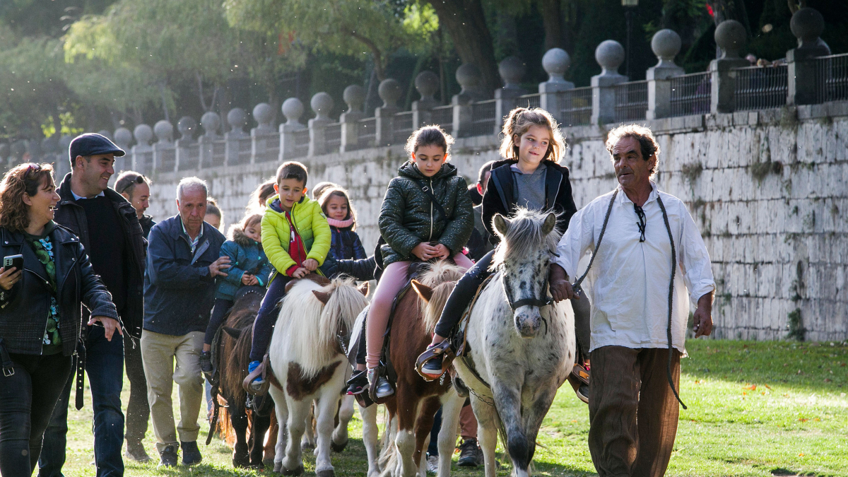 Varios niños montan en ponis. TOMÁS ALONSO