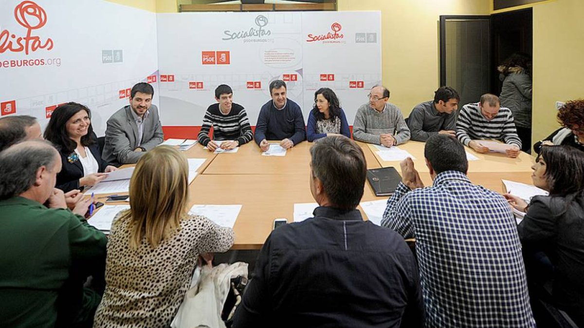 Esther Peña presidió ayer la primera reunión de la recién elegida Comisión Ejectutiva Provincial del PSOE que nombró a los coordinadores de la campaña.-ISRAEL L. MURILLO