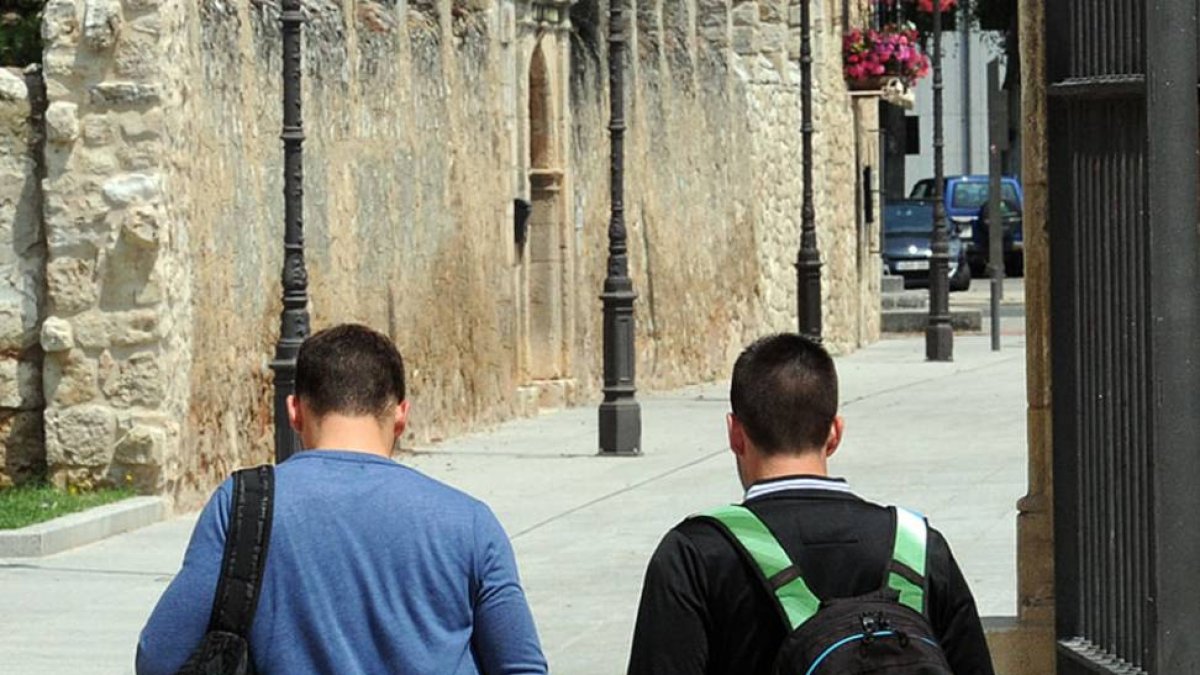 Dos alumnos atraviesan caminando la puerta de Romeros.-ISRAEL L. MURILLO