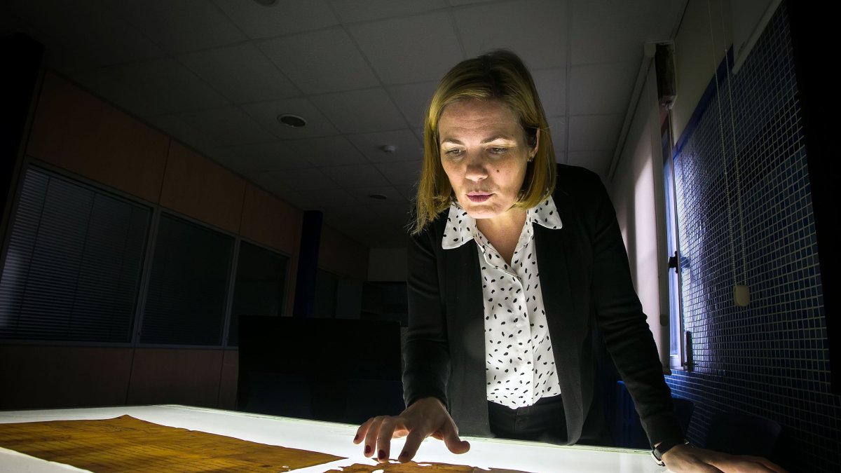 Sonia Serna, investigadora de la UBU experta en paleografía, observa unos documentos medievales. TOMÁS ALONSO