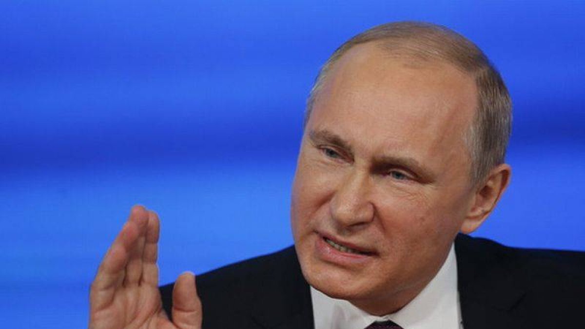 Vladimir Putin gesticula durante una rueda de prensa en Moscú.-Foto: EFE / SERGEI CHIRIKOV