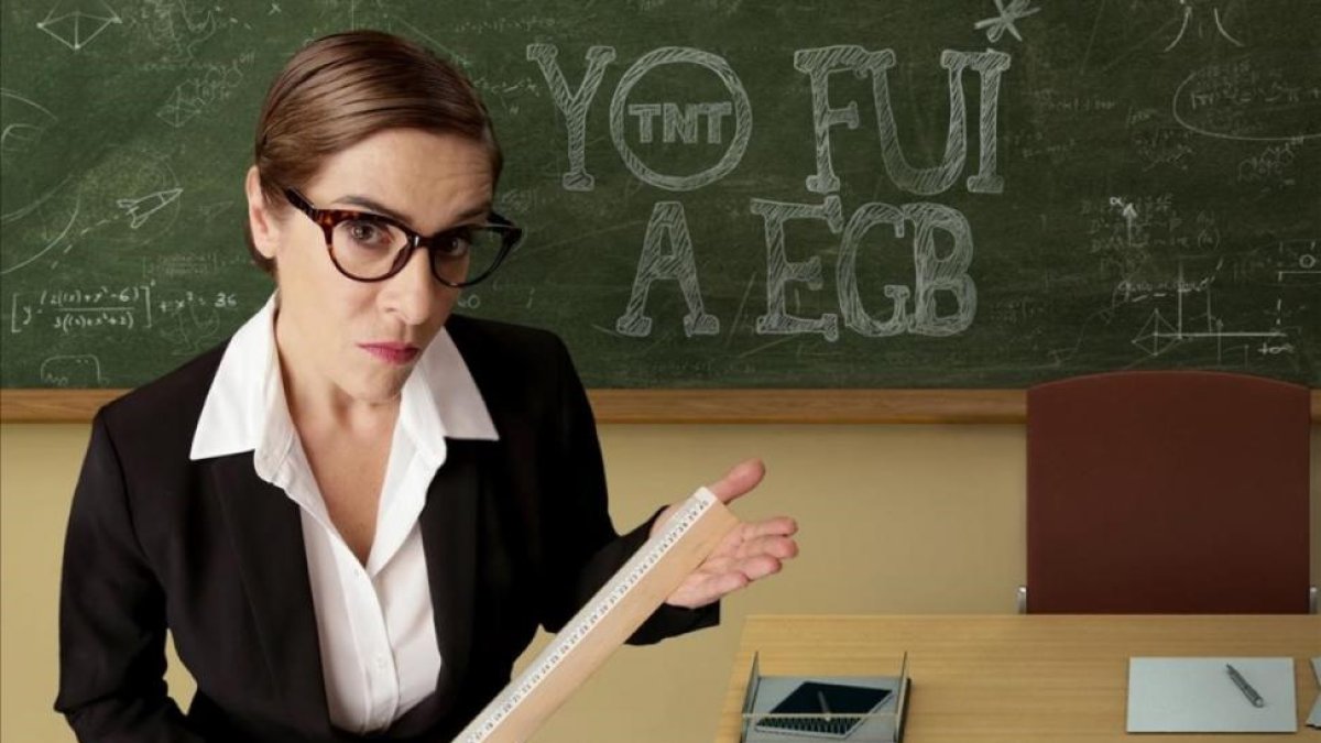 Anabel Alonso, aquí con una estética a lo señorita Rottenmeier, presentará el concurso 'Yo fui a EGB', en TNT.-TNT