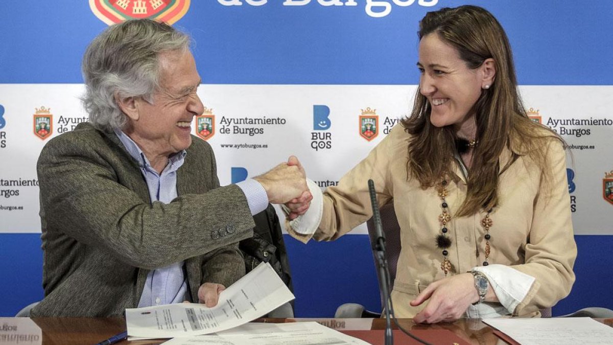Luis Escribano y Gema Conde firman el convenio.-SANTI OTERO