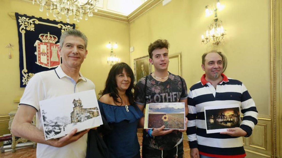 Los premiados posan con sus fotografías tras recibir los premios de la diputada Inmaculada Sierra.-RAÚL OCHOA