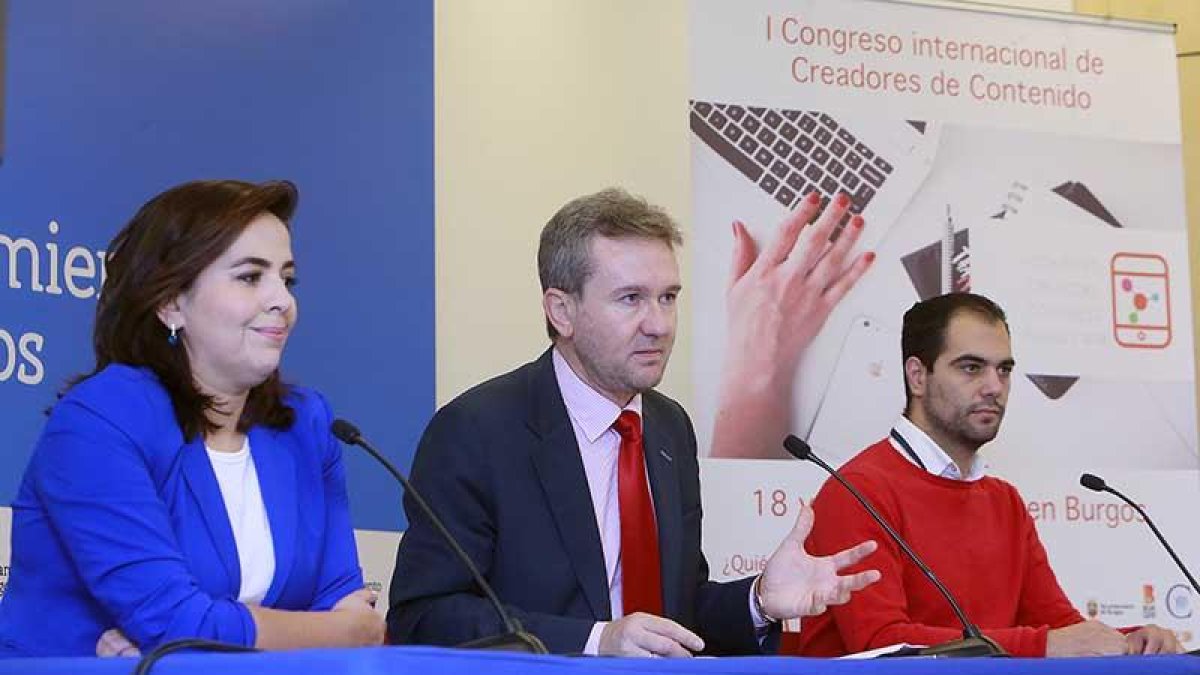 Sara Barriuso y Daniel Mata, organizadores de la cita, ayer junto al alcalde, Javier Lacalle.-RAÚL G. OCHOA