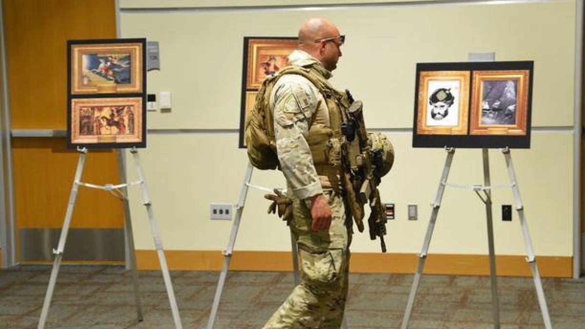 Un policía contempla algunas de las caricaturas exhibidas en el centro cultural de Garland donde ha tenido lugar el tiroteo.-Foto: EFE / LARRY W. SMITH