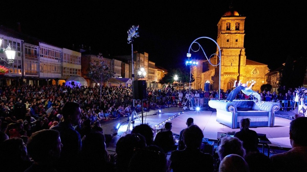Aguilar de Campoo, completamente abarrotado, durante un espectáculo de ARCA. GERARDO SANZ