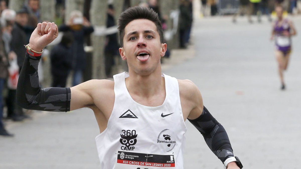 Joel Aubeso festeja su primer triunfo en el Cross de San Lesmes