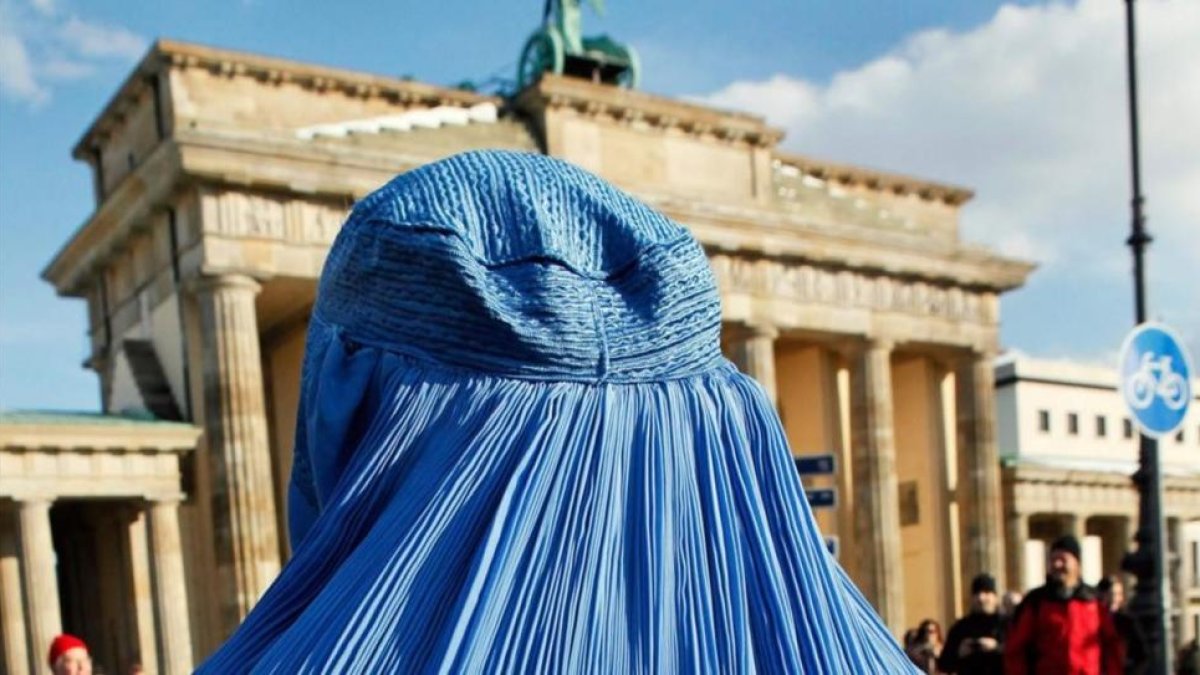 Una mujer con burka durante una manifestación contra el despliegue de tropas en Afganistán, en Berlín, en el 2010.-AFP / DAVID GANNON