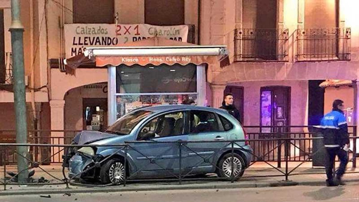 El vehículo siniestrado se empotró contra una farola y las vallas que separan la acera de la calzada.-ECB