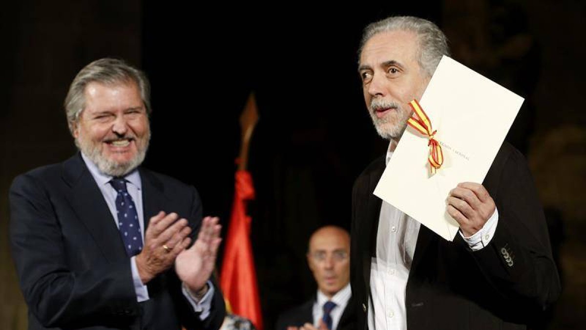El cineasta Fernando Trueba  ha recogido hoy de manos del ministro de Cultura, Íñigo Méndez de Vigo, el Premio Nacional de Cinematografía 2015.-JAVIER ETXEZARRETA