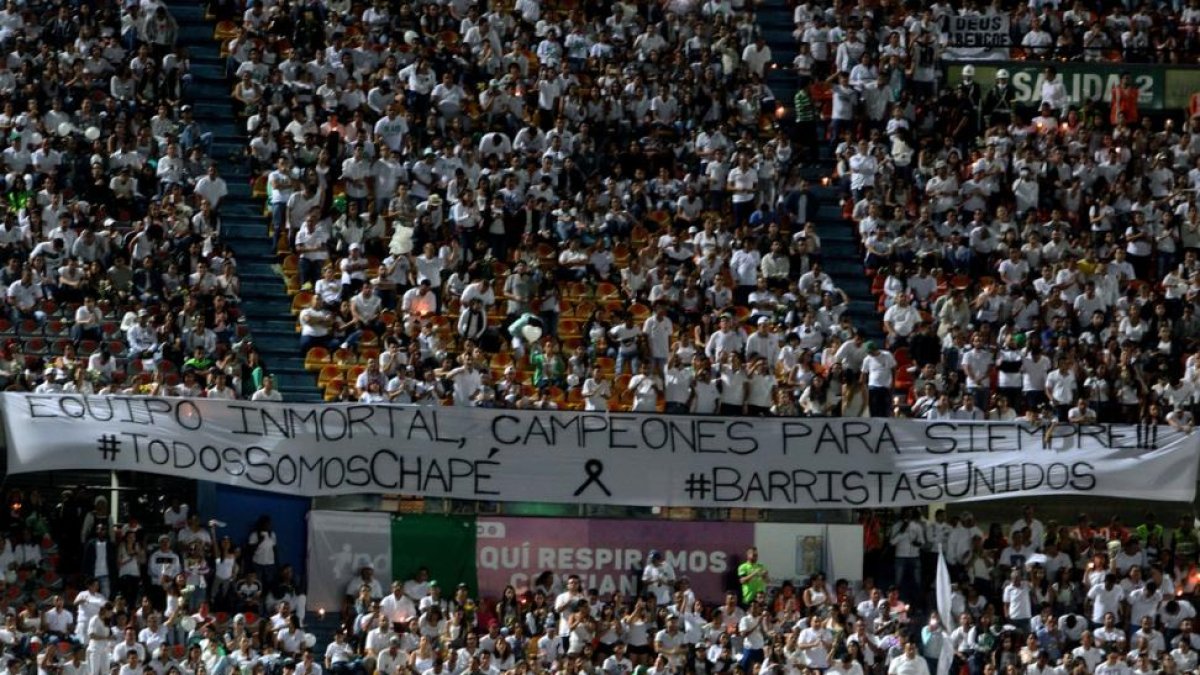 Cartel en honor al Chapecoense, en el estadio del Atlético de Medellín.-EFE / LUIS EDUARDO NORIEGA