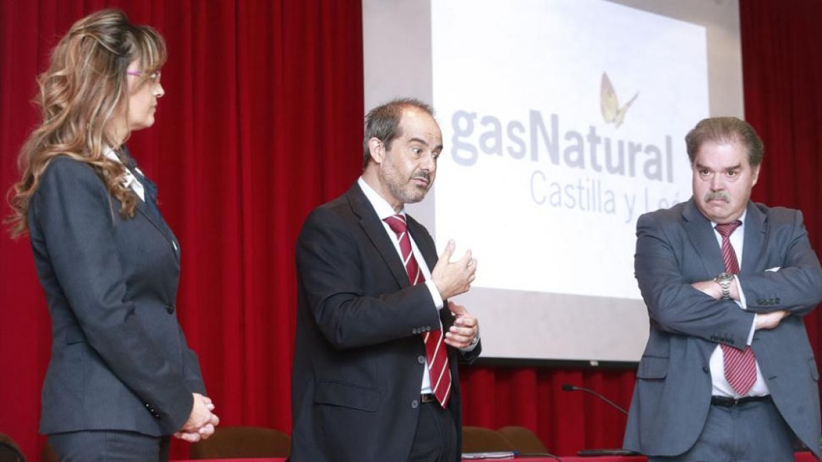 La delegada de la compañía en Burgos, Palencia y Soria, Susana Morcillo, junto al director general Juan Antonio Pazos y al responsable de prescripción José Manuel Domínguez.-RAÚL G. OCHOA