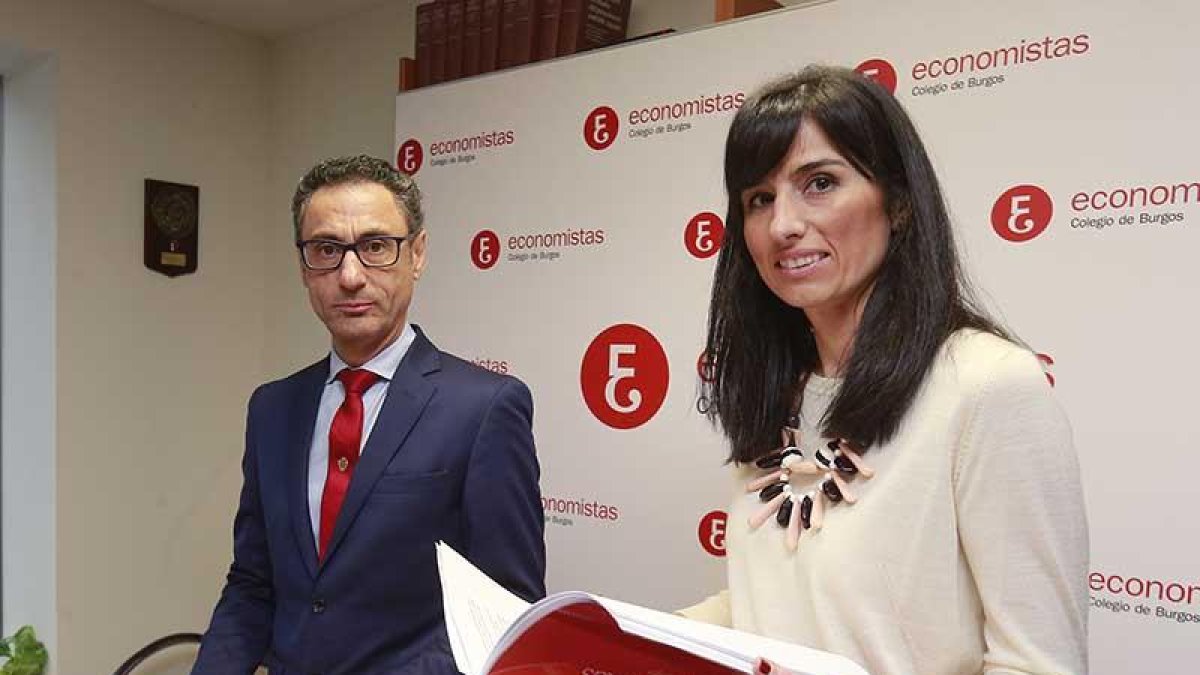 El decano del Colegio de Economistas, Carlos Alonso, junto a la tesorera, Paz Lorente.-RAÚL G. OCHOA