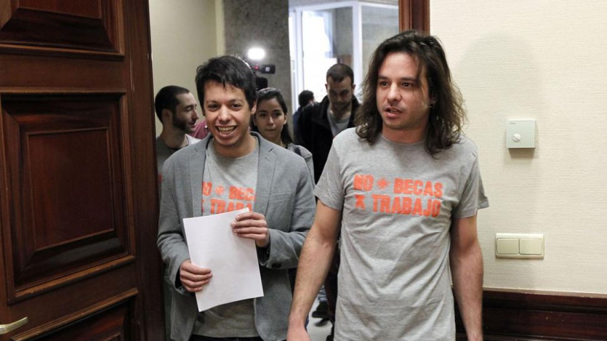 Miguel Vila (d), ayer en el Congreso, registrando la PNL sobre los becarios.-ICAL