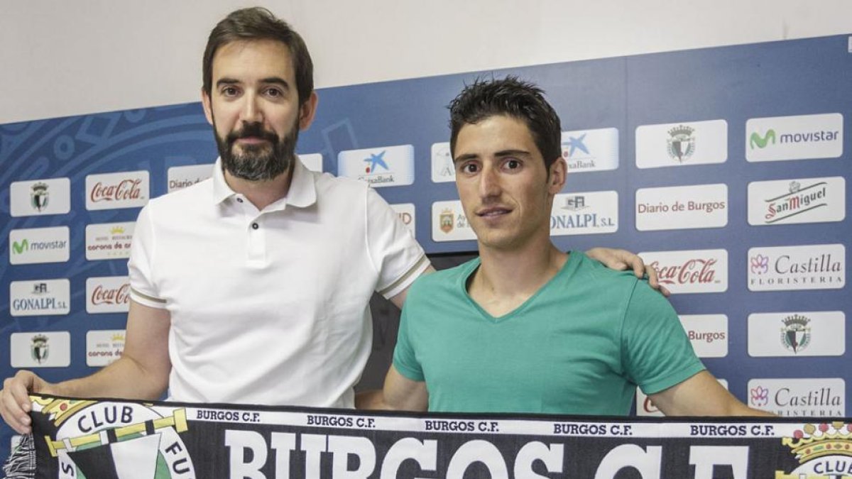 Jorge Fernández (derecha) junto a Luis Herrero en su presentación.-SANTI OTERO
