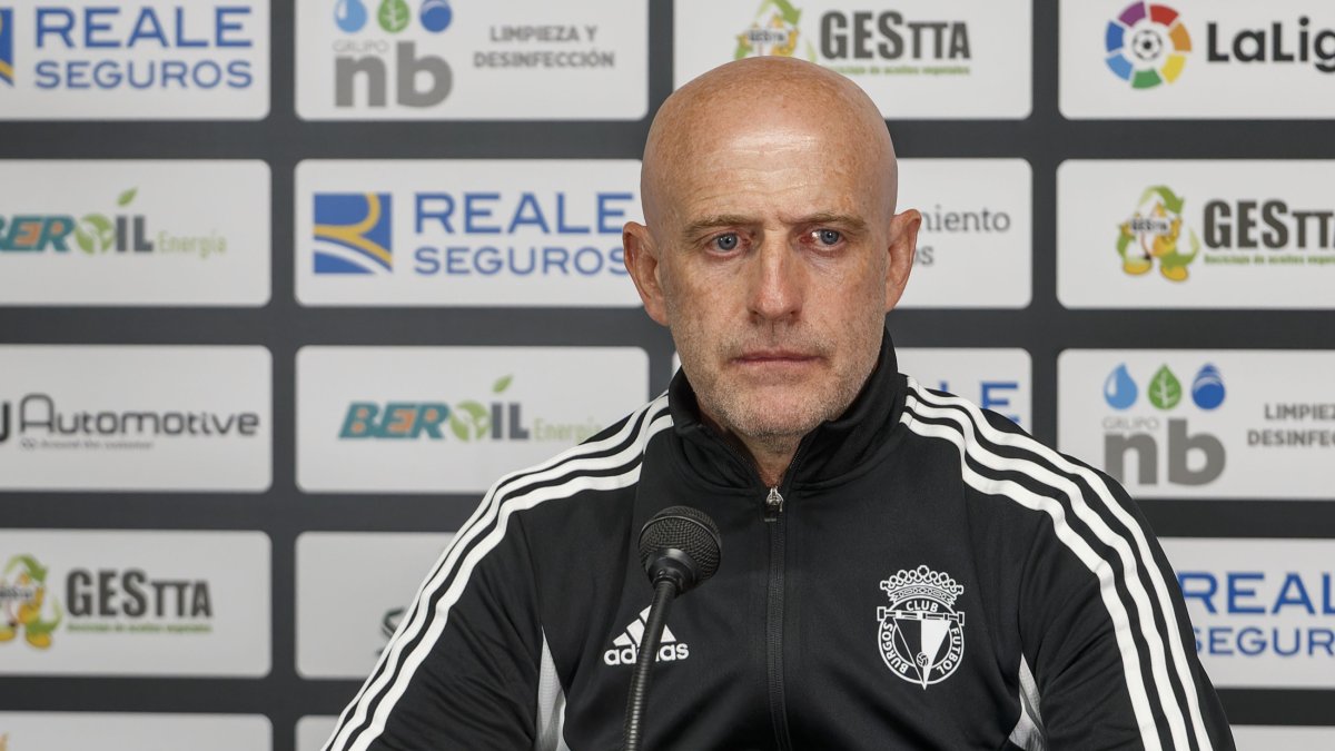 El entrenador del Burgos CF, durante la rueda de prensa en El Plantío. SANTI OTERO