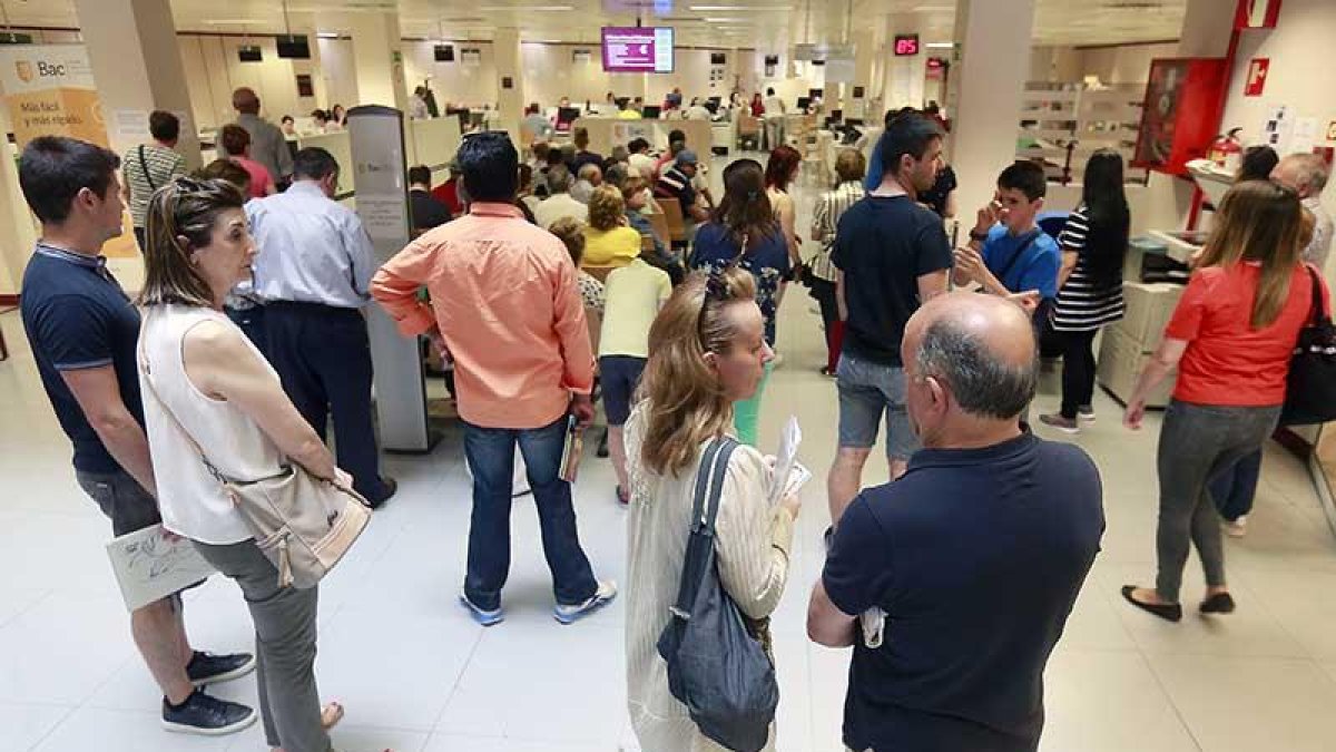Así de abarrotada lucía ayer la planta principal del Ayuntamiento, donde se tramitan tasas y tributos.-RAÚL G. OCHOA