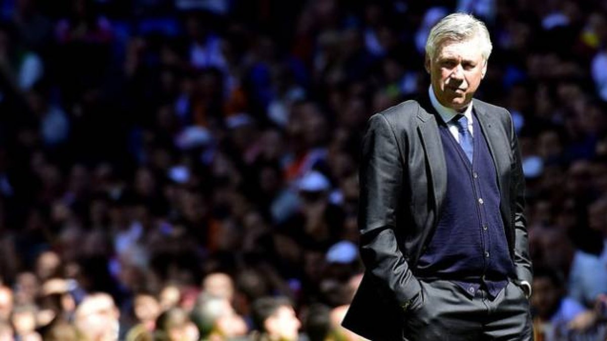 Carlo Ancelotti sigue el juego de su equipo, durante el partido que ha enfrentado al Madrid y la Granada en el Bernabéu.-Foto: AFP / GERARD JULIEN