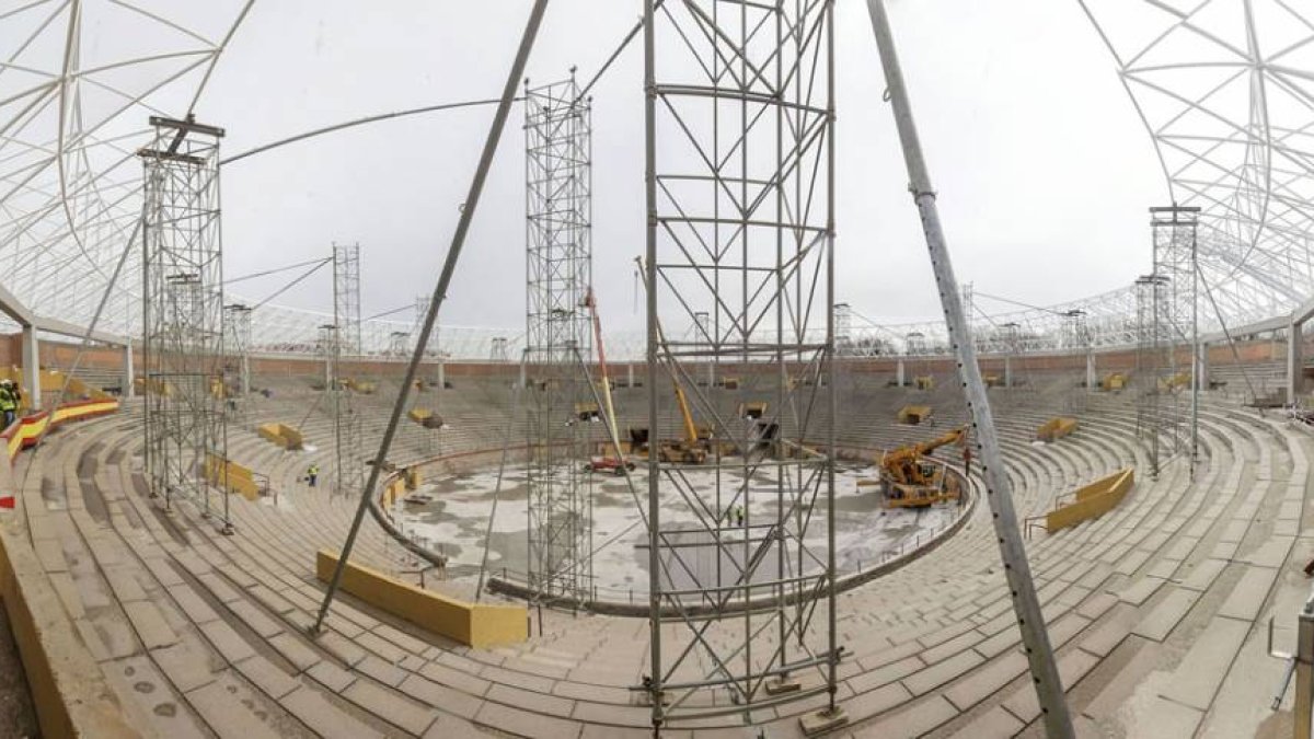 Estado actual del interior del ‘Coliseum Burgos’ en el que se está instalando la estructura de la parte superior, que se sujeta en pilares nuevos para no apoyarse en la antigua edificación.-SANTI OTERO