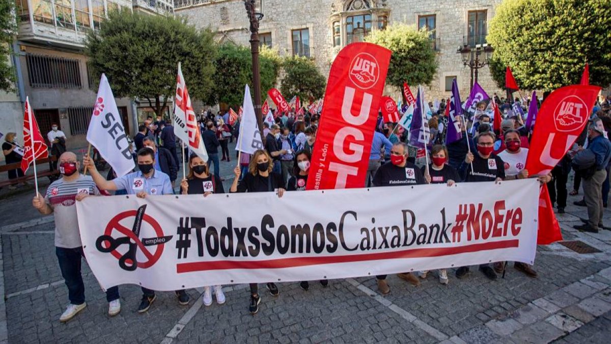 Concentración de prostesta por el ERE previsto por CaixaBank en la Plaza de la Libertad, frente a la Casa del Cordón.  SANTI OTERO