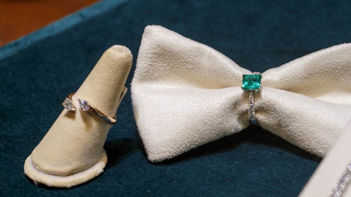 Conjunto de anillos de lujo que se pueden adquirir en Burgos al momento de cobrar el Gordo del Sorteo de Navidad. SANTI OTERO