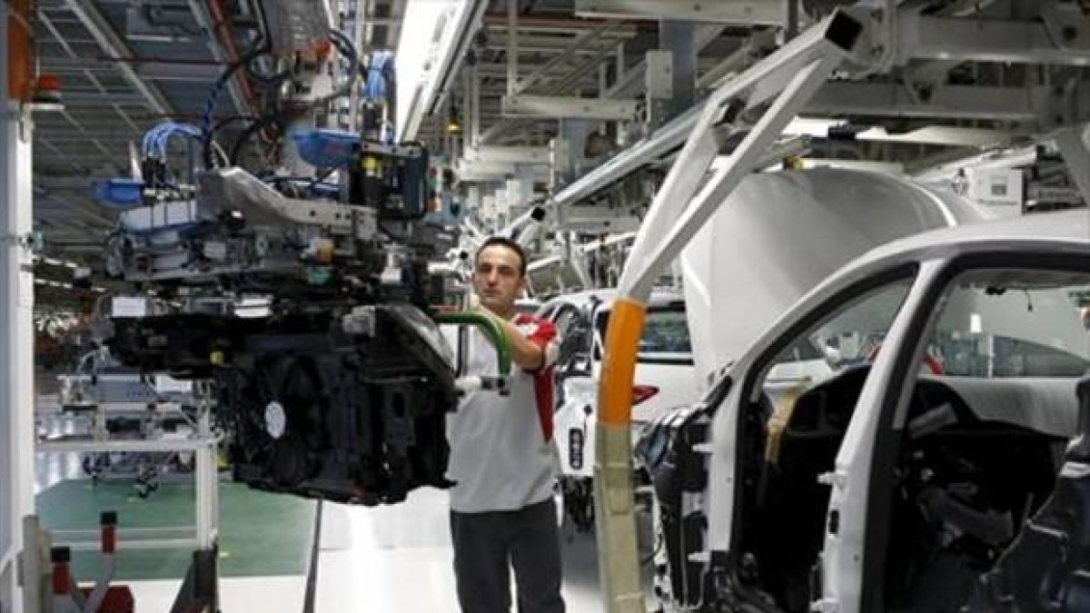En cadena 8 Un trabajador de la fábrica de Seat de Martorell.-REUTERS / GUSTAU NACARINO