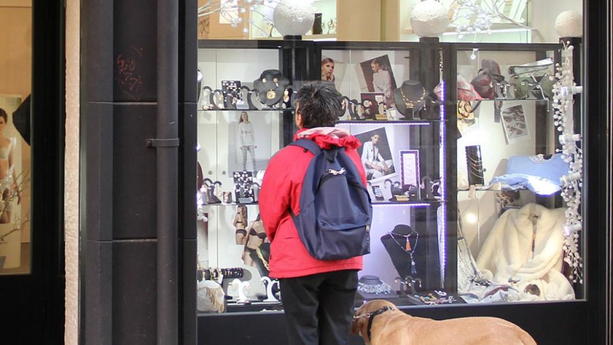 Una persona contempla un escaparate.-RAÚL G. OCHOA