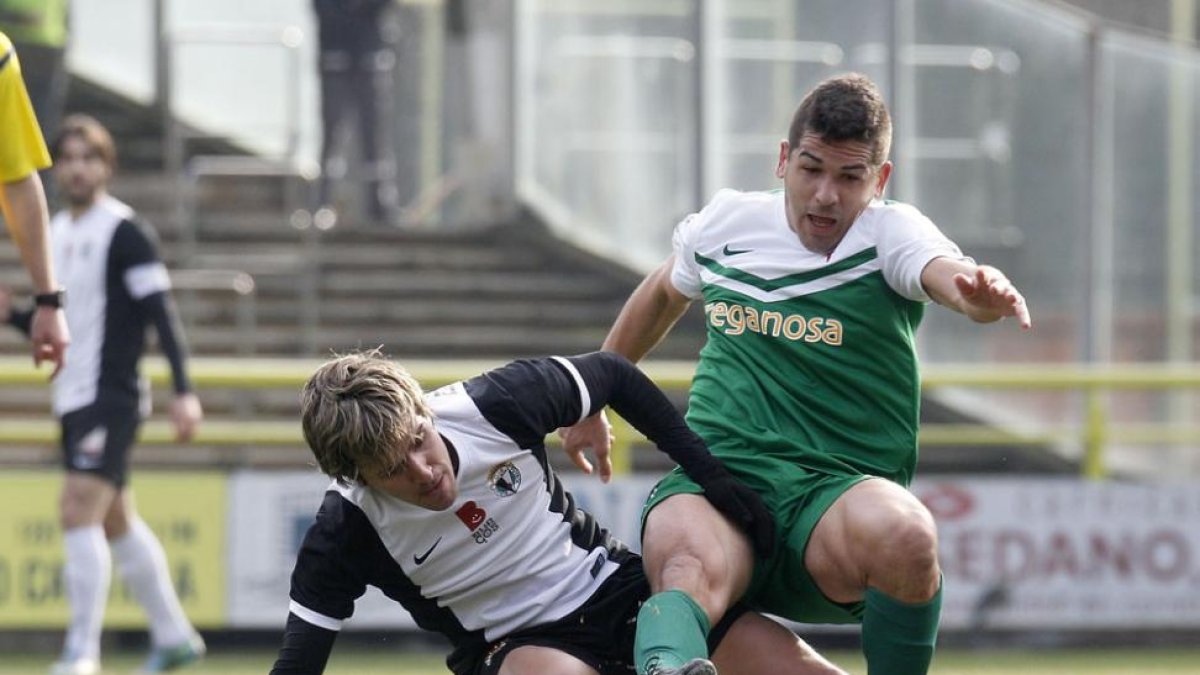 Prosi, que regresó tras su lesión e hizo un buen partido, comete falta sobre un jugador del Racing de Ferrol.-SANTI OTERO
