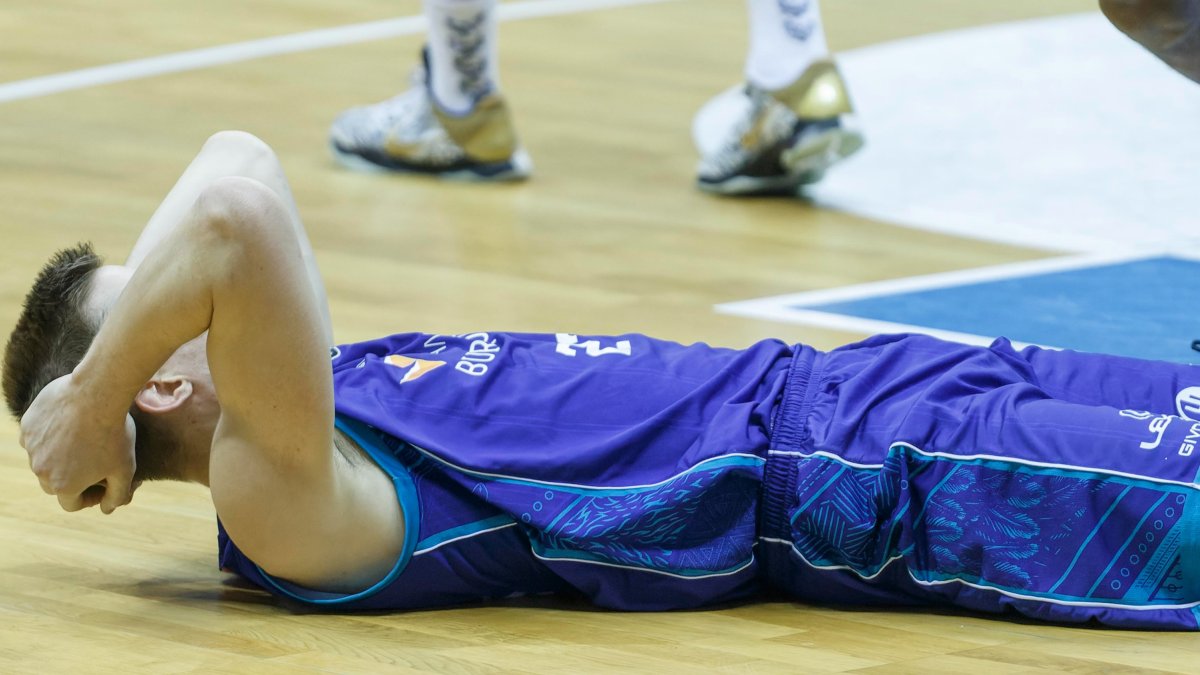 Xavi Rabaseda se lamenta tras sufrir una falta. SANTI OTERO