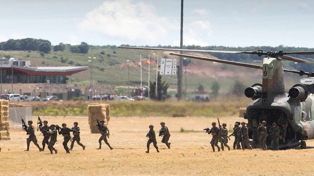 Descenso de efectivos de las Fuerzas de Apoyo a Operaciones Especiales desde un Chinook CH47 cerca del aeropuerto de Burgos. TOMÁS ALONSO