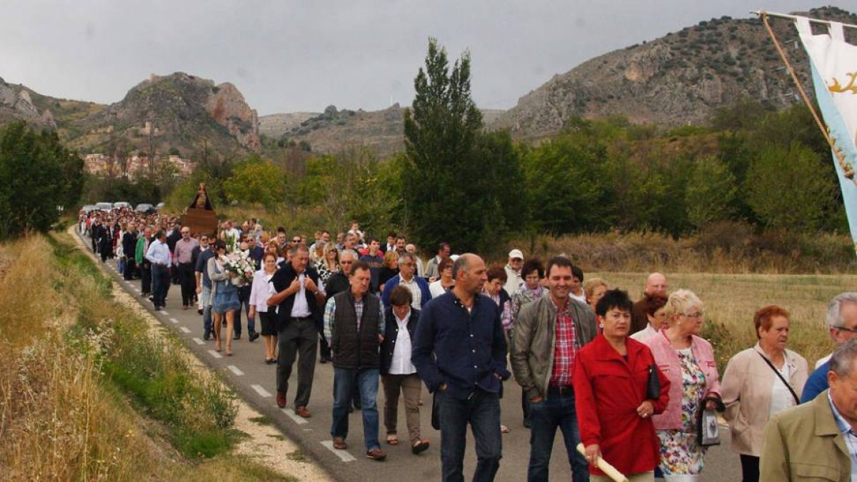 Los romeros realizan a pie el recorrido entre el casco urbano y el santuario.-G. G.