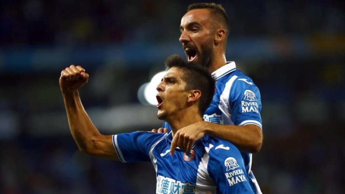 Gerard Moreno, felicitado por Darder.-QUIQUE GARCIA