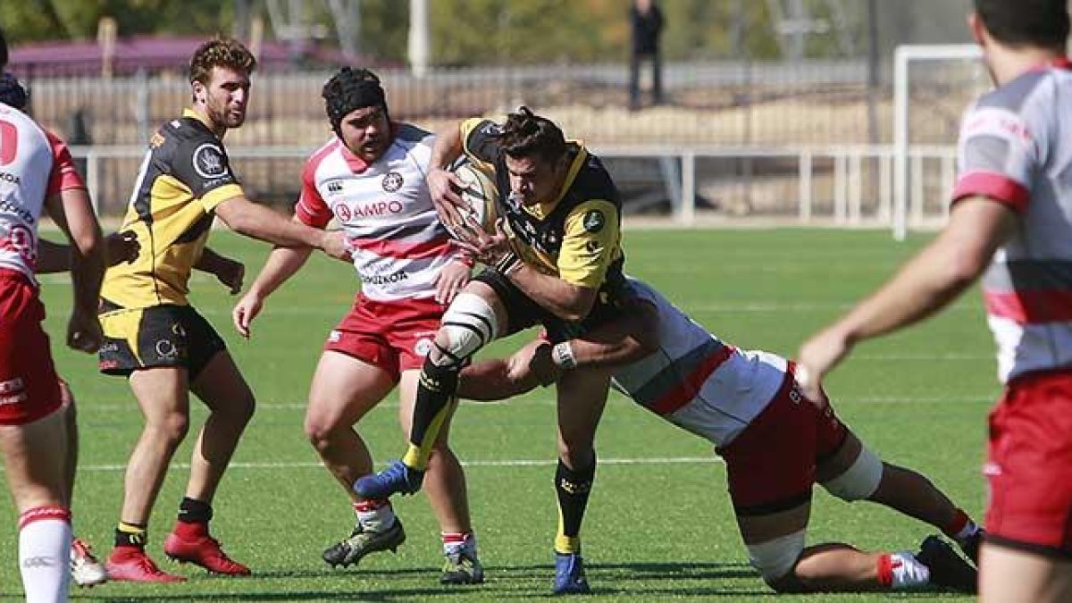 Santi Salas, quien ayer jugó en la posición de zaguero, busca la evasión en una acción ofensiva.-RAÚL OCHOA