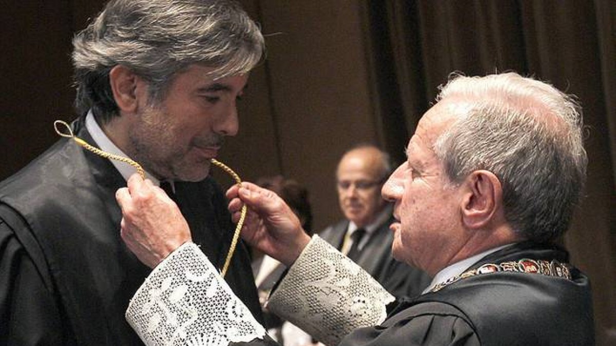 Enrique López (izquierda), en su toma de posesión como magistrado del Tribunal Constitucional, en junio del 2013.-Foto: EFE/ KOTE RODRIGO