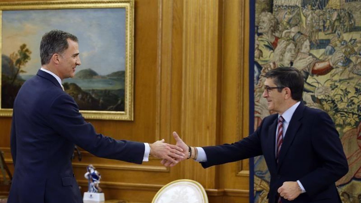El rey Felipe VI saluda al presidente del Congreso de los Diputados, Patxi López (d), durante el encuentro de esta tarde en el Palacio de la Zarzuela-EFE/Angel Díaz