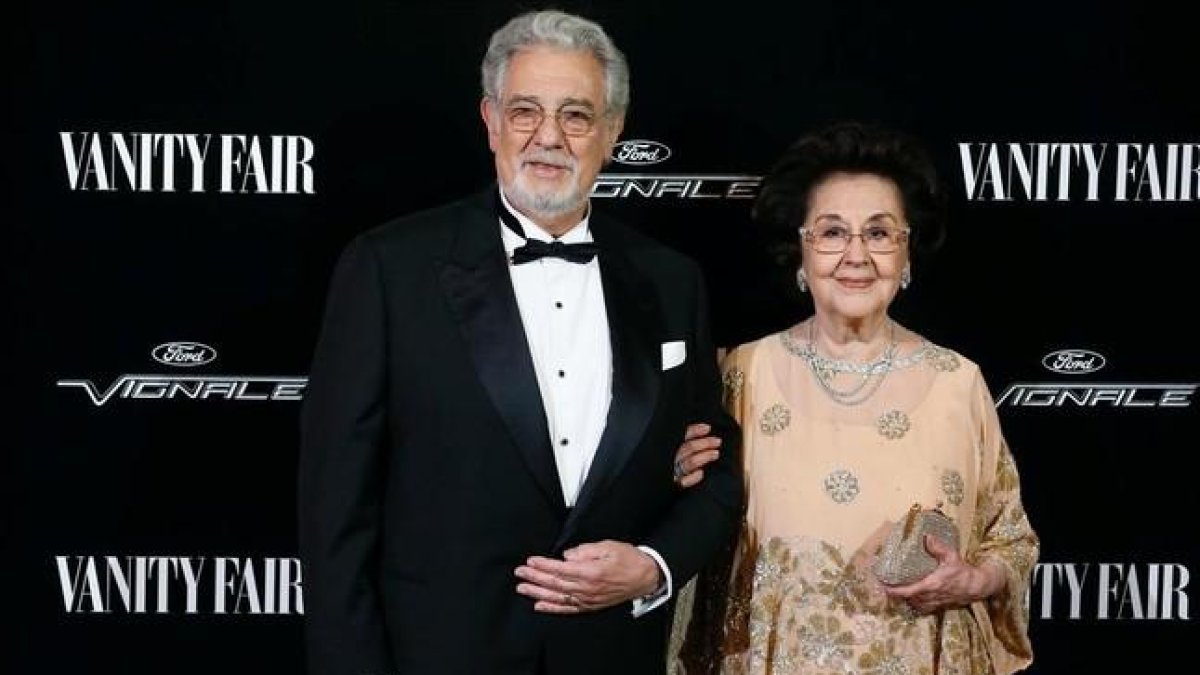 Plácido Domingo posa con su mujer Marta Ornelas a su llegada al acto, el lunes en Madrid, en el que ha recibido el galardón