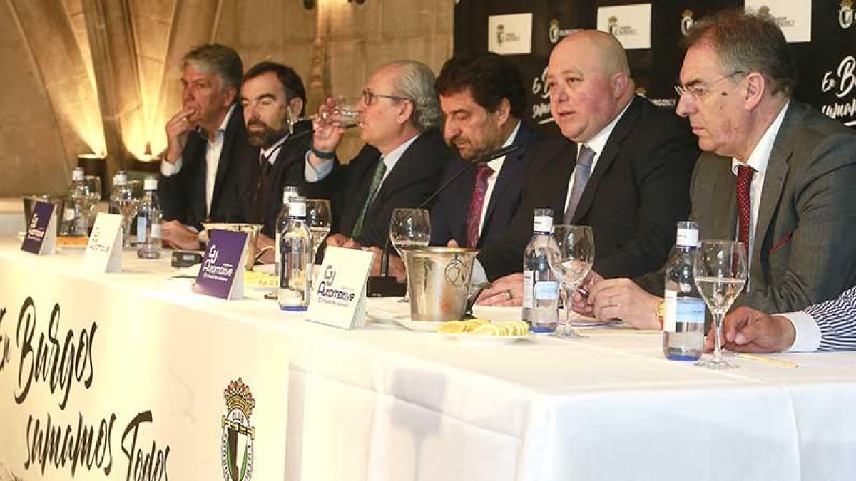 Antonio Caselli (segundo por la derecha) explicó ayer su proyecto deportivo y planes de futuro para el Burgos CF-Raúl G. Ochoa