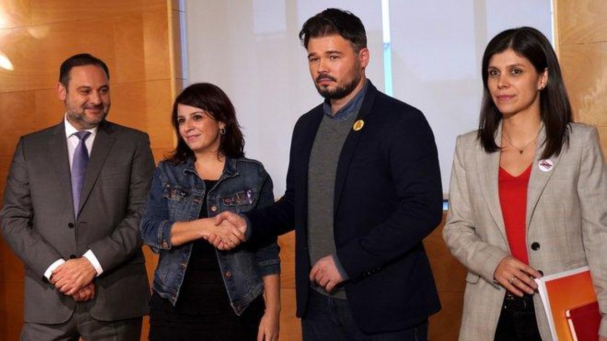 Los negociadores del PSOE: Ábalos, Lastra, con los respresentantes de ERC, Rufián y Vilalta.-JOSÉ LUIS ROCA